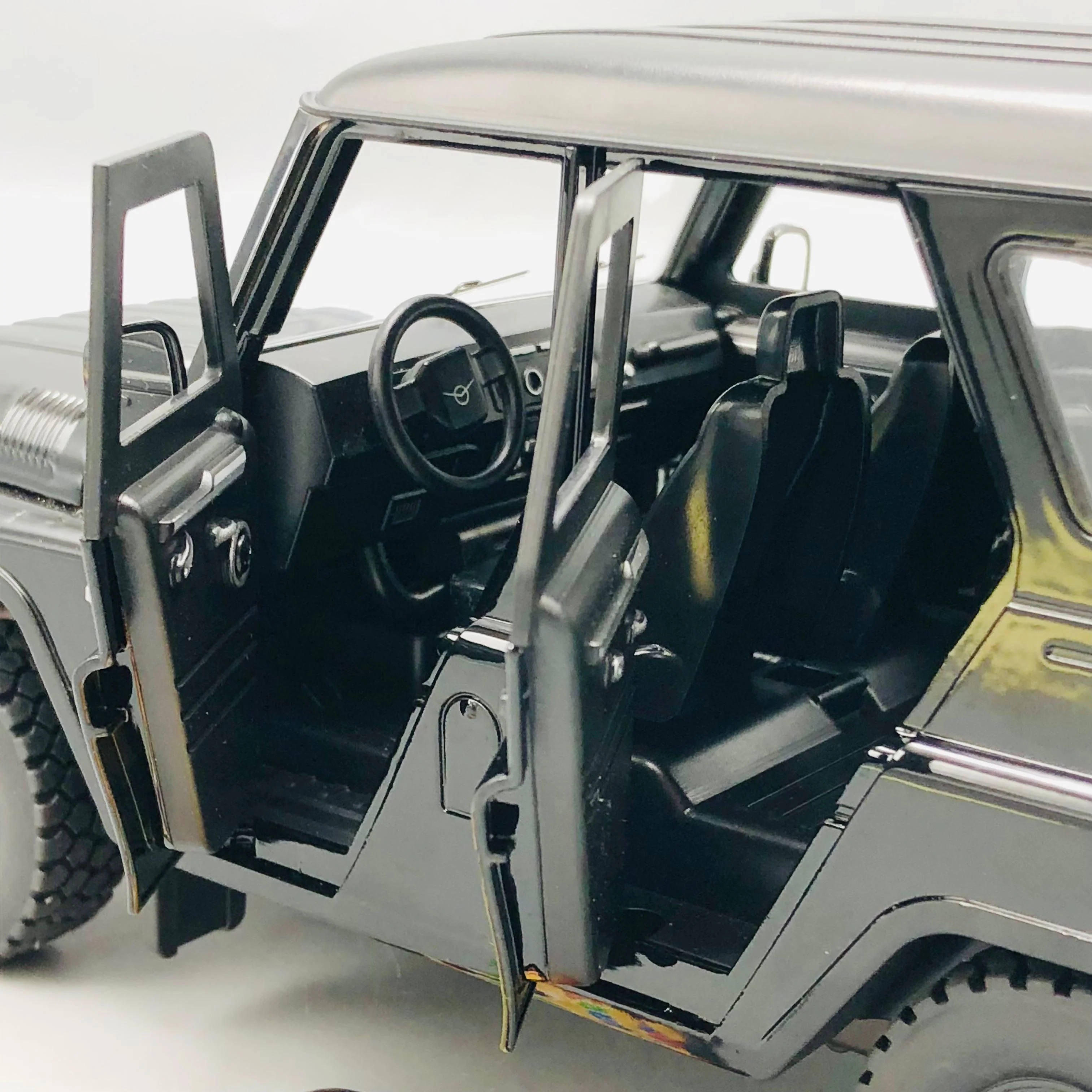 1:18 Diecast Russia UAZ Hunter SUV Model - Image 15