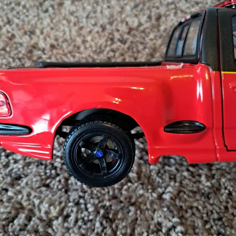 Maisto 1:21 Diecast Ford SVT F-150 Fire Chief Engine Co. - Image 2
